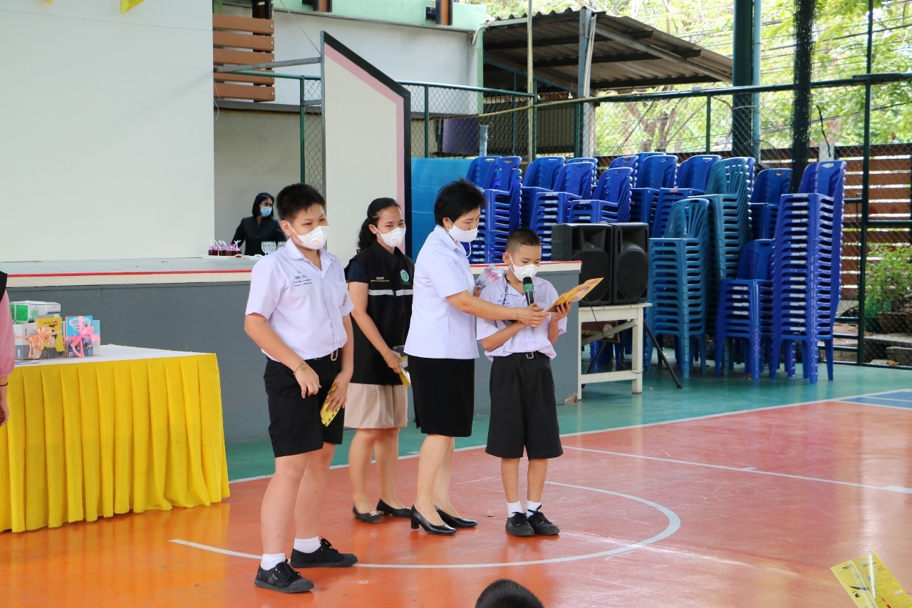 Ms Napapan Nantapong (second from right) , Director of the Bureau of Environmental Health, Department of Health, Ministry of Public health,  educates children at a Bangkok school about air pollution.