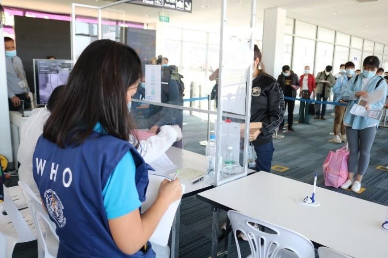 20201120-covid-19-air-travel-who-staff